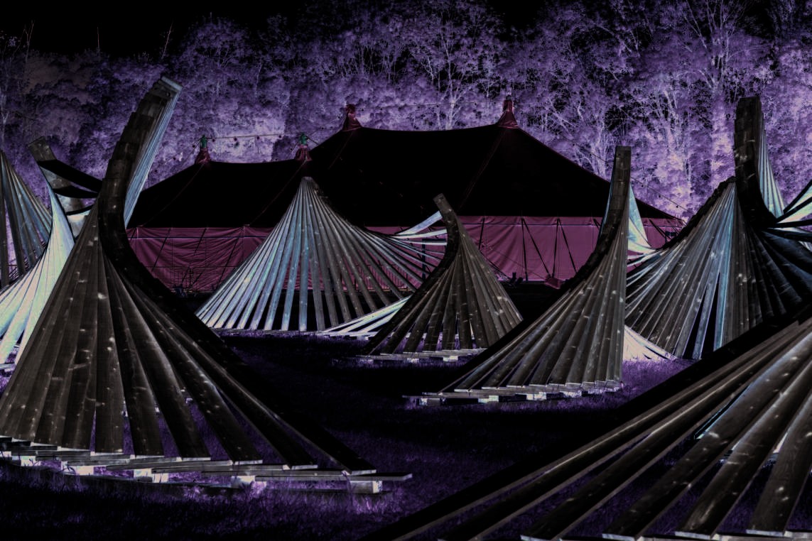 Public autour d’un chapiteau